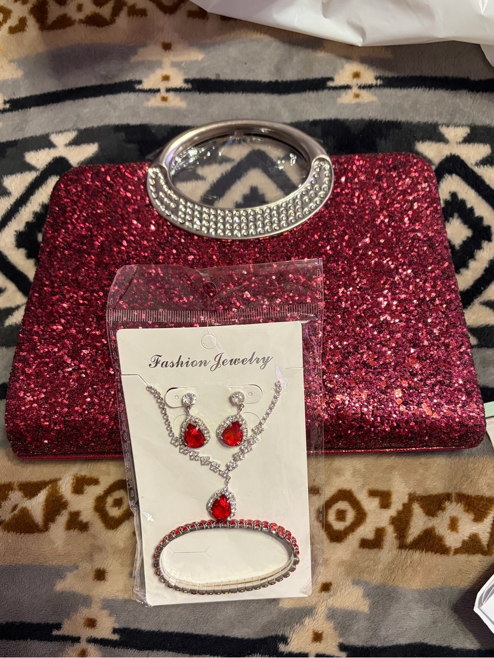 NWT Sparkling Fuchsia/Burgundy Glitter Clutch with Silver Crossbody Chain - Picture 14 of 14